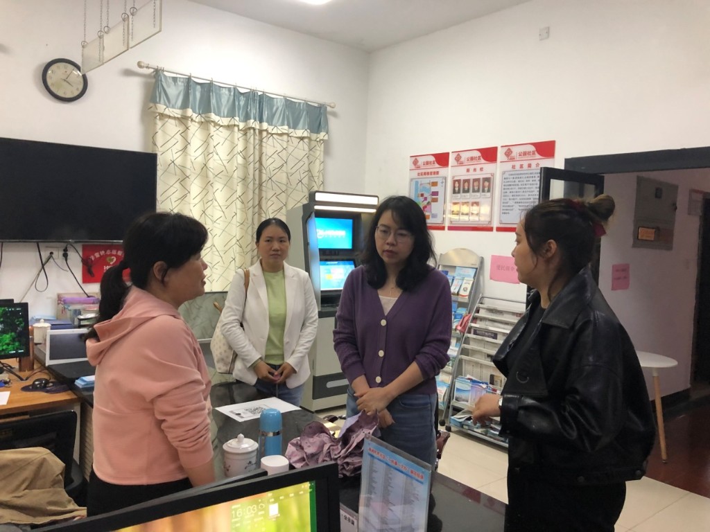 易局长社区督导站岗