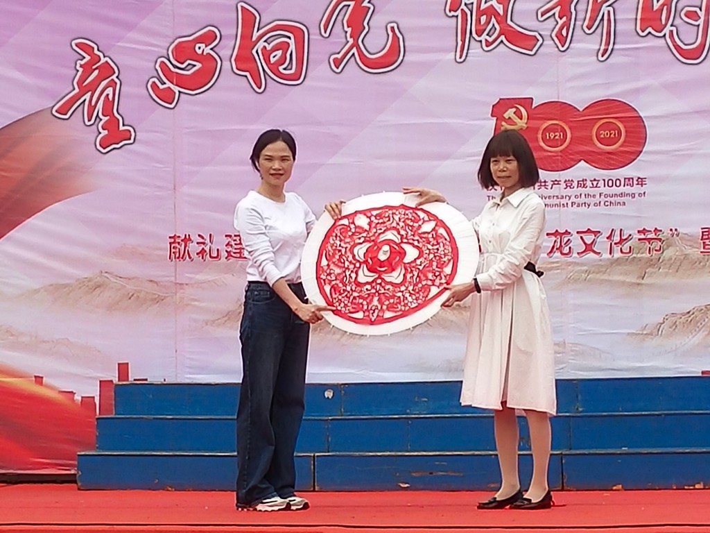 “百井剪刻纸艺术”传承人申静现场剪纸