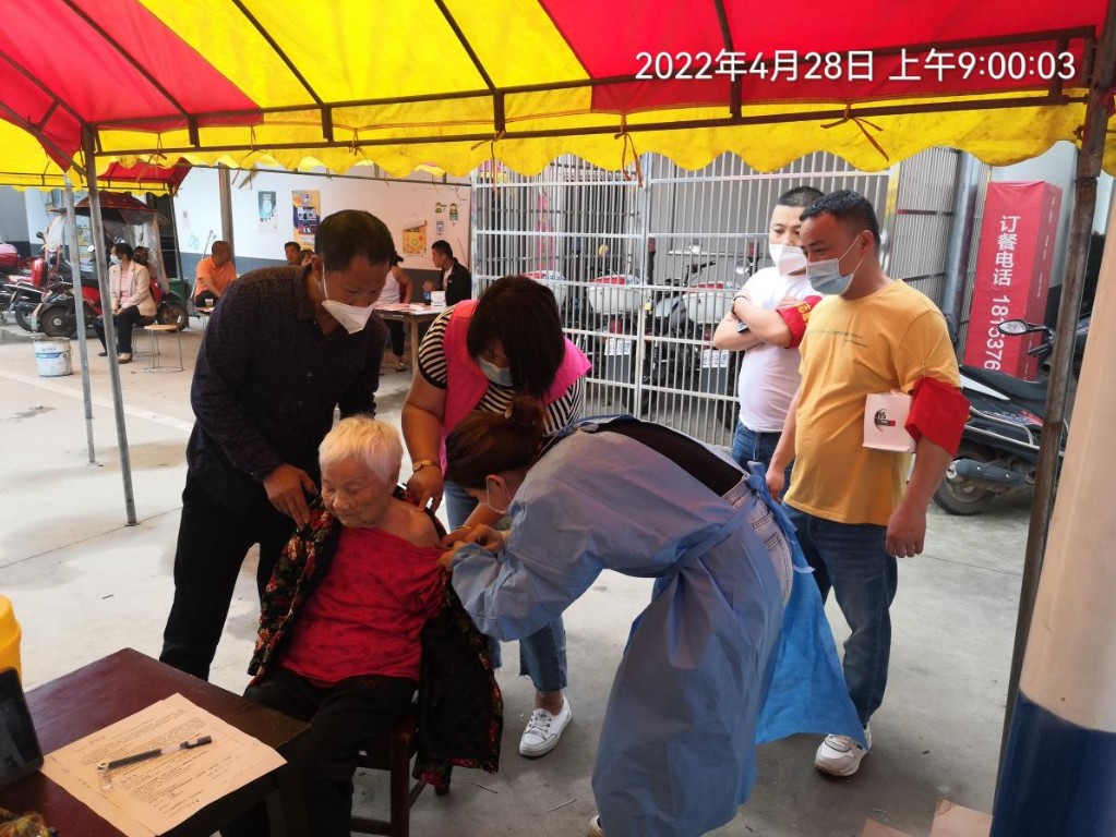 曲尺村百岁老人现场接种疫苗