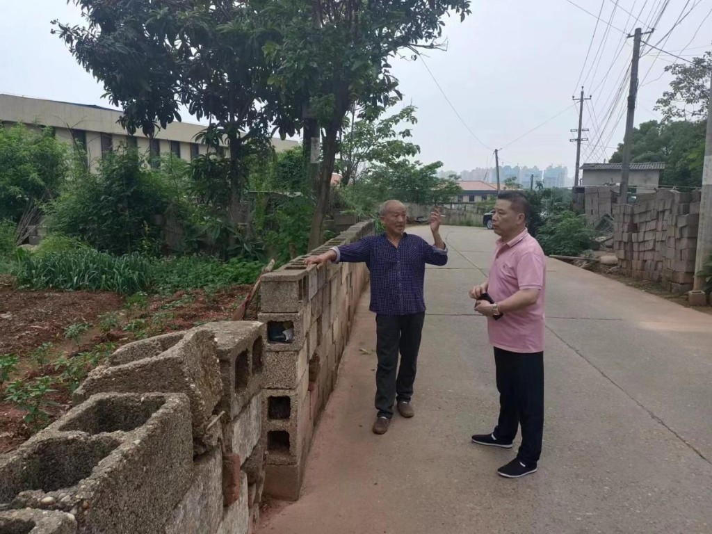 曲尺村党总支书记邓春秋向60岁以上老年人宣传疫苗接种