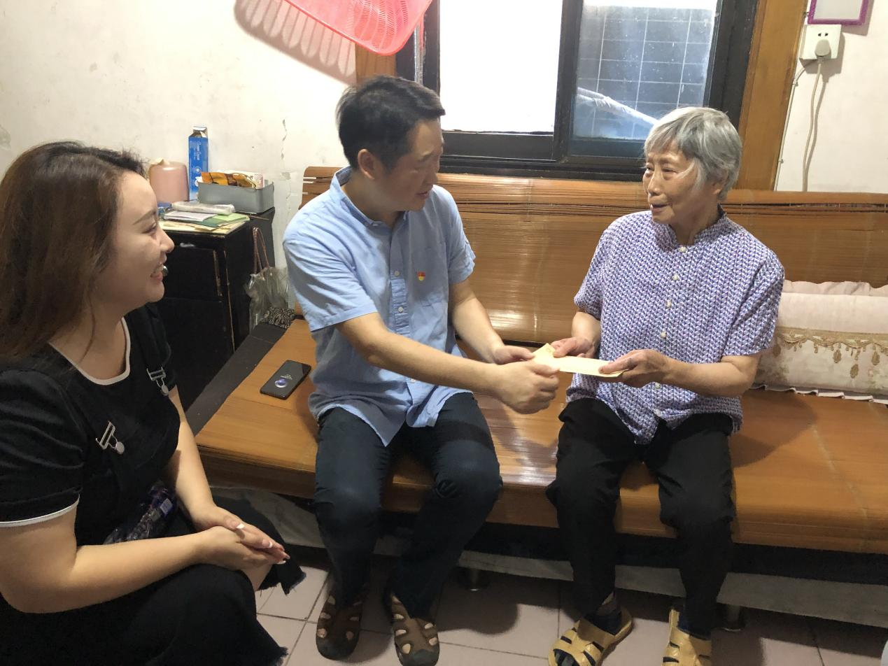 慰问党员照片2