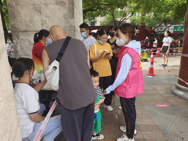 弘扬志愿精神 芦淞区贺家土街道巾帼志愿者助力全员核酸检测