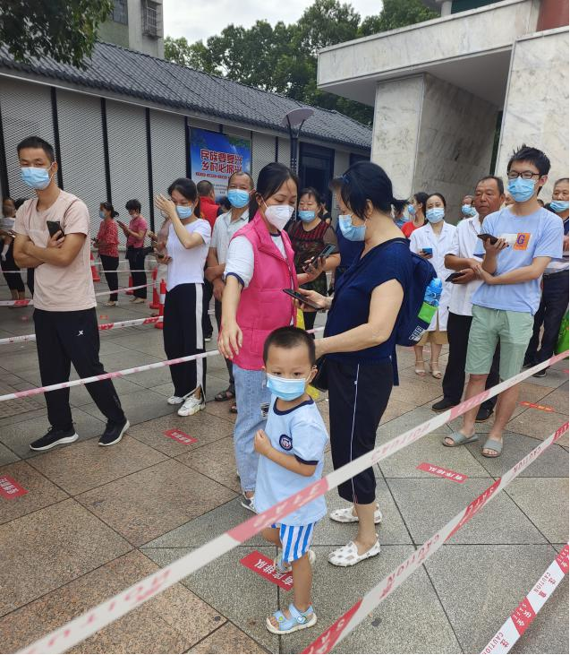 弘扬志愿精神 芦淞区贺家土街道巾帼志愿者助力全员核酸检测