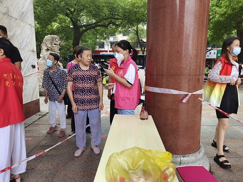 弘扬志愿精神 芦淞区贺家土街道巾帼志愿者助力全员核酸检测