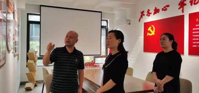株洲市芦淞区妇联主席苏丹一行调研社区党建带妇建工作